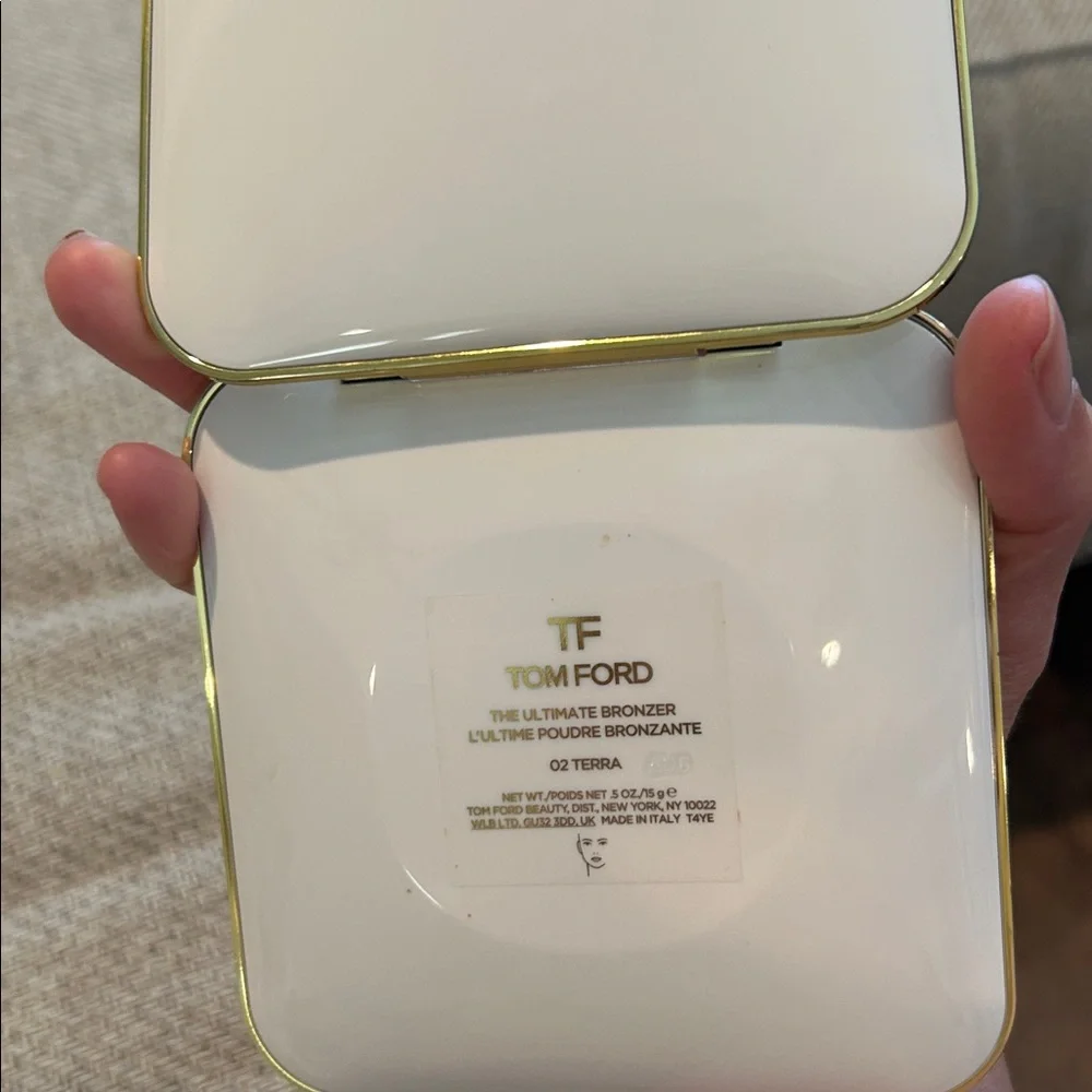Tom Ford Radiant Bronzer in Gold Case - Picture 3 of 5